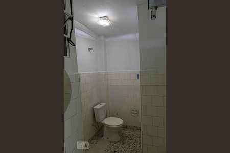 Banheiro de kitnet/studio para alugar com 1 quarto, 27m² em República, São Paulo