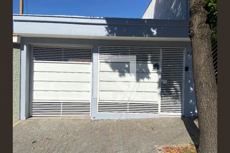 Casa à venda com 132m², 2 quartos e 2 vagas Casa à venda com 132m², 2 quartos e 2 vagasFachada