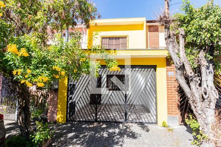 Casa para alugar com 115m², 2 quartos e 1 vaga Casa para alugar com 115m², 2 quartos e 1 vagaFachada