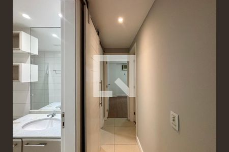Sala - corredor de acesso aos cômodos de apartamento para alugar com 2 quartos, 100m² em Botafogo, Rio de Janeiro