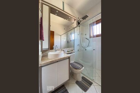 Casa à venda com 215m², 4 quartos e 4 vagasBanheiro 2