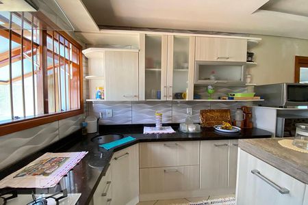 Casa à venda com 215m², 4 quartos e 4 vagasCozinha