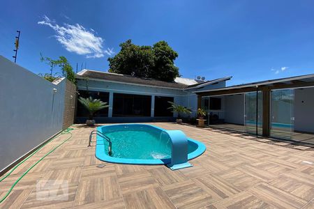 Casa à venda com 215m², 4 quartos e 4 vagasPiscina