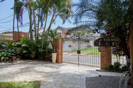 Casa de condomínio à venda com 1000m², 3 quartos e 5 vagas Casa de condomínio à venda com 1000m², 3 quartos e 5 vagasFachada