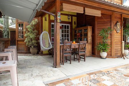 Casa de condomínio à venda com 1000m², 3 quartos e 5 vagas Casa de condomínio à venda com 1000m², 3 quartos e 5 vagasÁrea Externa