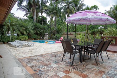 Casa de condomínio à venda com 1000m², 3 quartos e 5 vagas Casa de condomínio à venda com 1000m², 3 quartos e 5 vagasÁrea Externa