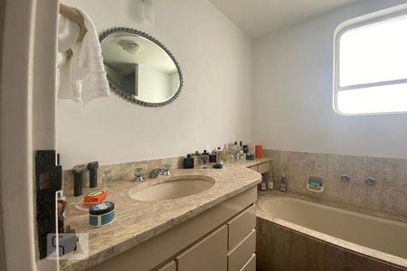 Apartamento para alugar com 300m², 4 quartos e 4 vagas Apartamento para alugar com 300m², 4 quartos e 4 vagasBanheiro da Suíte 3