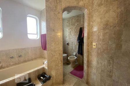 Apartamento para alugar com 300m², 4 quartos e 4 vagas Apartamento para alugar com 300m², 4 quartos e 4 vagasBanheiro da Suíte 1