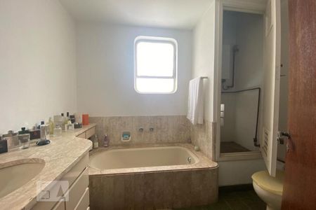 Apartamento para alugar com 300m², 4 quartos e 4 vagas Apartamento para alugar com 300m², 4 quartos e 4 vagasBanheiro da Suíte 3