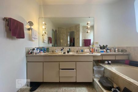 Apartamento para alugar com 300m², 4 quartos e 4 vagas Apartamento para alugar com 300m², 4 quartos e 4 vagasBanheiro da Suíte 1