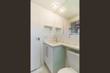 Casa de condomínio para alugar com 102m², 3 quartos e 2 vagas Casa de condomínio para alugar com 102m², 3 quartos e 2 vagasBanheiro social