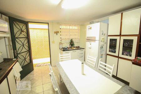 Casa à venda com 100m², 3 quartos e 2 vagas Casa à venda com 100m², 3 quartos e 2 vagascozinha