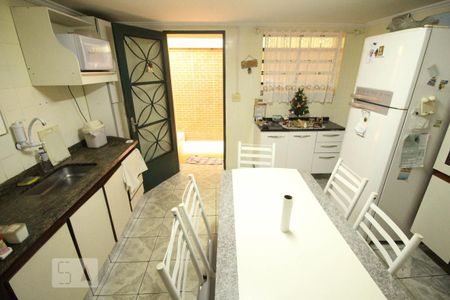 Casa à venda com 100m², 3 quartos e 2 vagas Casa à venda com 100m², 3 quartos e 2 vagascozinha