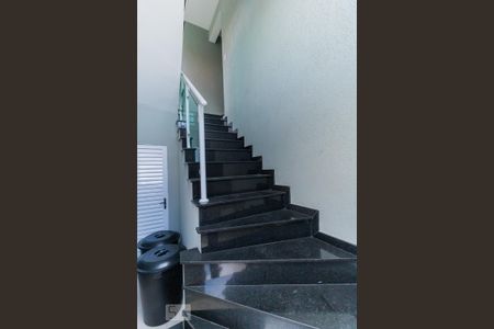 Apartamento para alugar com 32m², 1 quarto e sem vaga Apartamento para alugar com 32m², 1 quarto e sem vagaEscada