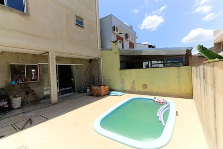 Casa à venda com 210m², 3 quartos e 2 vagas Casa à venda com 210m², 3 quartos e 2 vagasPiscina