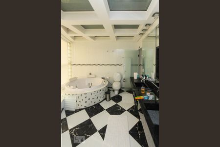 Apartamento à venda com 480m², 4 quartos e 6 vagas Apartamento à venda com 480m², 4 quartos e 6 vagasBanheiro da Suite 04