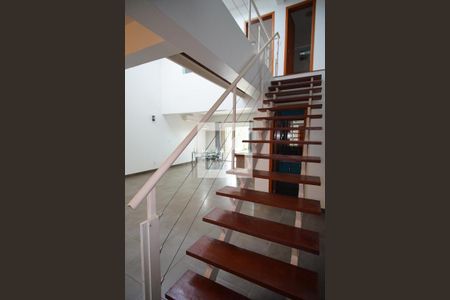 Casa à venda com 155m², 2 quartos e 2 vagasEscada