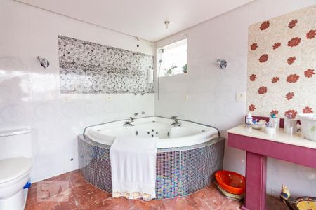 Apartamento à venda com 200m², 4 quartos e 4 vagas Apartamento à venda com 200m², 4 quartos e 4 vagasBanheiro da Suíte 1