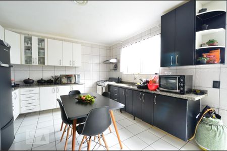 Casa à venda com 230m², 2 quartos e 2 vagasCozinha