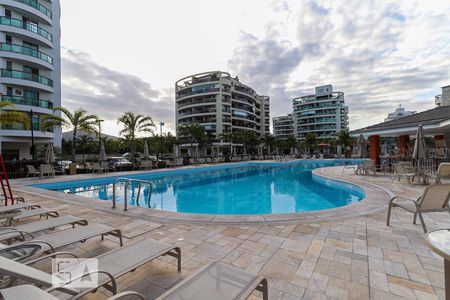 Apartamento à venda com 189m², 3 quartos e 3 vagas Apartamento à venda com 189m², 3 quartos e 3 vagasÁrea comum - piscina