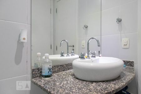 Apartamento à venda com 189m², 3 quartos e 3 vagas Apartamento à venda com 189m², 3 quartos e 3 vagasBanheiro da suíte canadense
