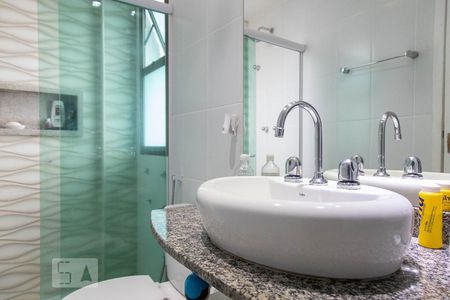 Apartamento à venda com 189m², 3 quartos e 3 vagas Apartamento à venda com 189m², 3 quartos e 3 vagasBanheiro da suíte canadense