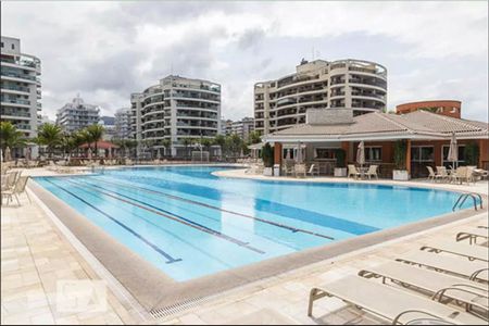 Apartamento à venda com 189m², 3 quartos e 3 vagas Apartamento à venda com 189m², 3 quartos e 3 vagasÁrea comum - piscina