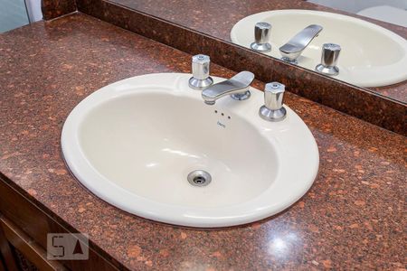 Casa à venda com 484m², 5 quartos e 3 vagasPia do Banheiro da Suite 3