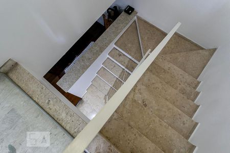 Casa à venda com 484m², 5 quartos e 3 vagasEscadas