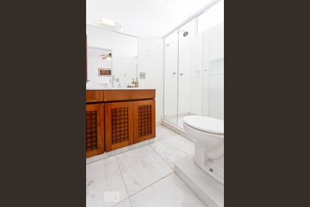 Casa à venda com 484m², 5 quartos e 3 vagasBanheiro da Suite 1