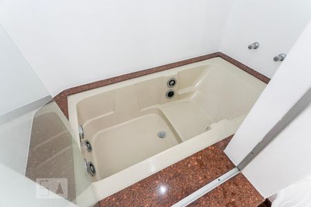 Casa à venda com 484m², 5 quartos e 3 vagasBanheira do Banheiro da Suite 3