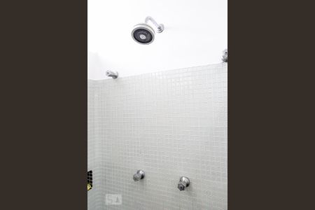 Casa à venda com 484m², 5 quartos e 3 vagasChuveiro do Banheiro da Suite 3