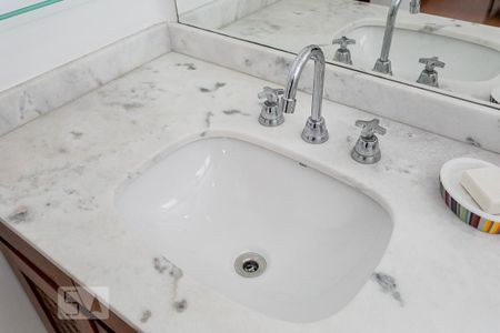 Casa à venda com 484m², 5 quartos e 3 vagasPia do Banheiro da Suite 1