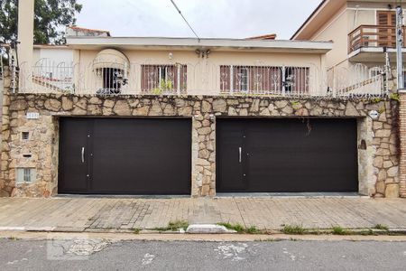 Casa à venda com 313m², 5 quartos e 4 vagas Casa à venda com 313m², 5 quartos e 4 vagasFachada