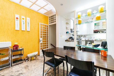 Casa à venda com 313m², 5 quartos e 4 vagas Casa à venda com 313m², 5 quartos e 4 vagasCozinha