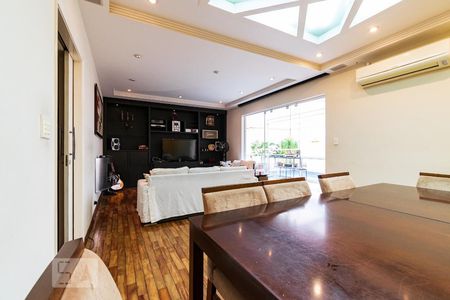 Casa à venda com 313m², 5 quartos e 4 vagas Casa à venda com 313m², 5 quartos e 4 vagasSala