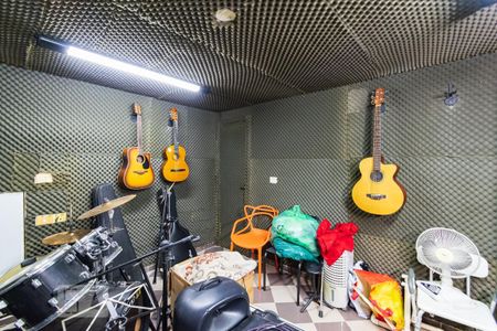 Casa à venda com 313m², 5 quartos e 4 vagas Casa à venda com 313m², 5 quartos e 4 vagasEstúdio de Música