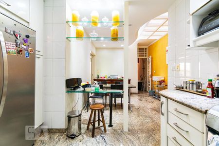 Casa à venda com 313m², 5 quartos e 4 vagas Casa à venda com 313m², 5 quartos e 4 vagasCozinha