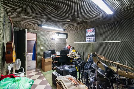 Casa à venda com 313m², 5 quartos e 4 vagas Casa à venda com 313m², 5 quartos e 4 vagasEstúdio de Música