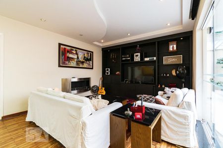 Casa à venda com 313m², 5 quartos e 4 vagas Casa à venda com 313m², 5 quartos e 4 vagasSala