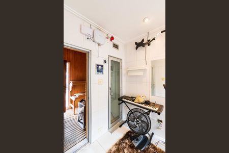 Casa à venda com 313m², 5 quartos e 4 vagas Casa à venda com 313m², 5 quartos e 4 vagasAcademia