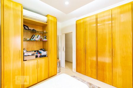 Casa à venda com 313m², 5 quartos e 4 vagas Casa à venda com 313m², 5 quartos e 4 vagasQuarto 3