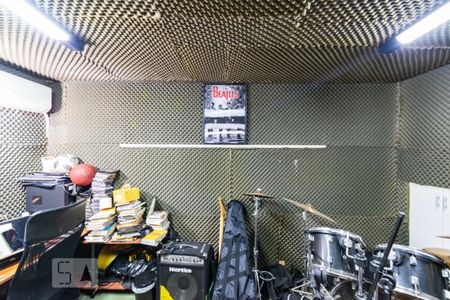 Casa à venda com 313m², 5 quartos e 4 vagas Casa à venda com 313m², 5 quartos e 4 vagasEstúdio de Música