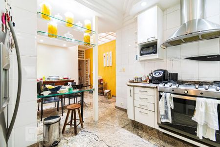 Casa à venda com 313m², 5 quartos e 4 vagas Casa à venda com 313m², 5 quartos e 4 vagasCozinha