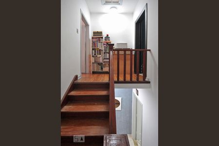 Casa à venda com 115m², 2 quartos e 2 vagasEscada