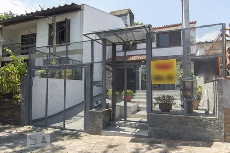 Casa à venda com 220m², 3 quartos e 3 vagas Casa à venda com 220m², 3 quartos e 3 vagasFachada