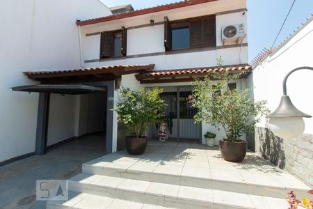 Casa à venda com 220m², 3 quartos e 3 vagas Casa à venda com 220m², 3 quartos e 3 vagasFachada