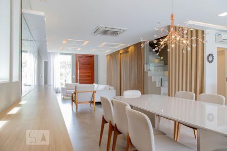 Sala de casa de condomínio à venda com 4 quartos, 360m² em Recreio dos Bandeirantes, Rio de Janeiro
