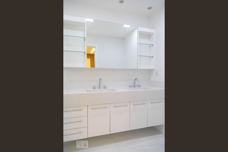 Casa de condomínio à venda com 360m², 4 quartos e 2 vagasBanheiro da suíte 3