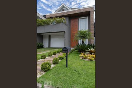 Casa de condomínio à venda com 360m², 4 quartos e 2 vagasFachada da casa